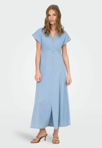Ljusblå denim-maxiklänning med korta ärmar, V-ringning och knäppning fram. Har en figursydd midja och avslappnad kjol.