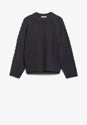 Pull en laine gris foncé à col rond avec un motif en maille torsadée et des poignets et un ourlet côtelés, posé à plat.