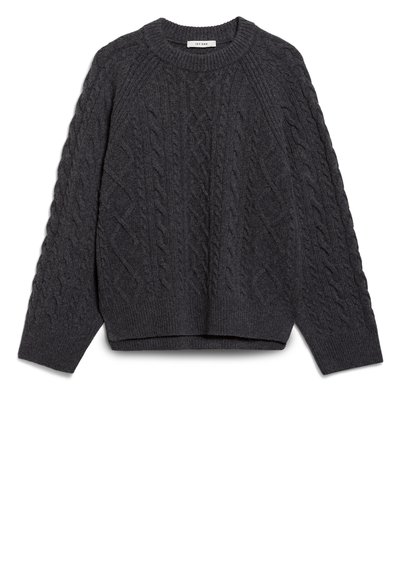 Pullover grigio scuro a girocollo con motivo a treccia e polsini e orlo a coste, disteso.