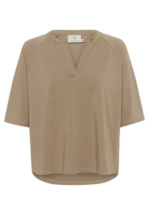 Bežový krátky rukáv top s výstrihom do V a raglánovými rukávmi. Mäkka textúra, rovný lem a mierne zaoblený spodok. Na štítku je uvedený názov značky "KAFFE."