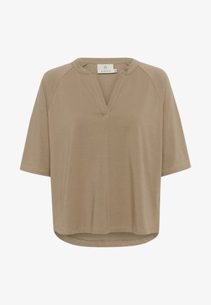 Top beige a maniche corte con scollatura a V e maniche raglan. Tessuto morbido, orlo dritto e fondo leggermente arrotondato. L'etichetta mostra il nome del marchio "KAFFE."