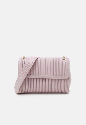 Sac à main rose clair côtelé avec une large bandoulière présentant un texte en relief "Valentino" et des attaches en chaîne dorée sur fond blanc.