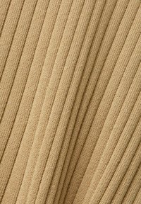 Brun-ribbad stickad tyg med vertikala ränder, som visar en texturerad yta och ett konsekvent mönster genomgående.