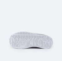 Suela de zapato con una parte inferior de goma blanca con patrón, con "MONICH" grabado en el centro y un diseño de relieve para tracción. La forma es redondeada y plana.