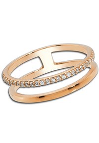 Bague double en or rose avec une bande lisse et une rangée de petites pierres claires sur une bande, présentant un design ouvert contemporain.
