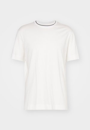 T-shirt en coton blanc à col rond, avec un col rayé contrastant et des manches courtes. Texture lisse, design décontracté.