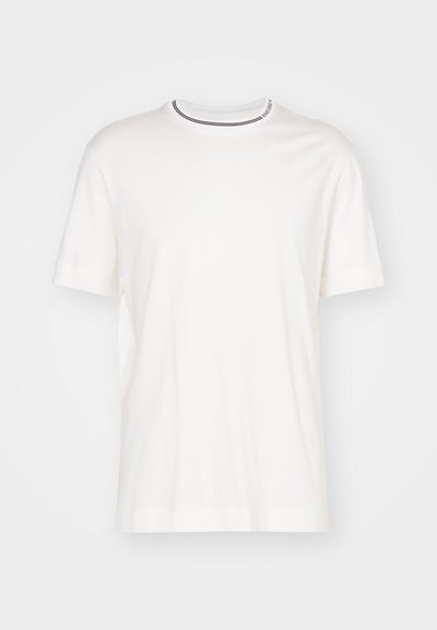 Biała bawełniana koszulka z okrągłym dekoltem, z kontrastowym paskowanym kołnierzykiem i krótkimi rękawami. Gładka tekstura, casualowy design.