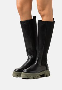 Pavement BEATRICE - Botas de plataforma - black/green