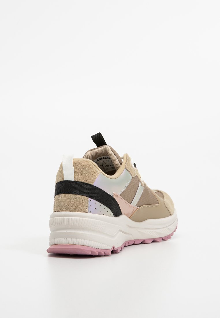 Scarpe da ginnastica beige e rosa con tomaia in suede e mesh, dettagli riflettenti, cinturino nero, suola testurizzata e collo imbottito per il comfort.