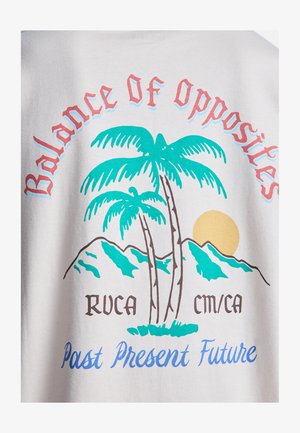 Der Schriftzug "Balance of Opposites" wölbt sich über türkisfarbenen Palmen mit Bergen und einer gelben Sonne, darunter steht in blauer Schreibschrift "Past Present Future".
