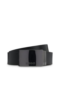 Curea din piele neagră cu o cataramă rectangulară lucioasă, având gravat numele "HUGO" în argint. Textură netedă, design minimal.