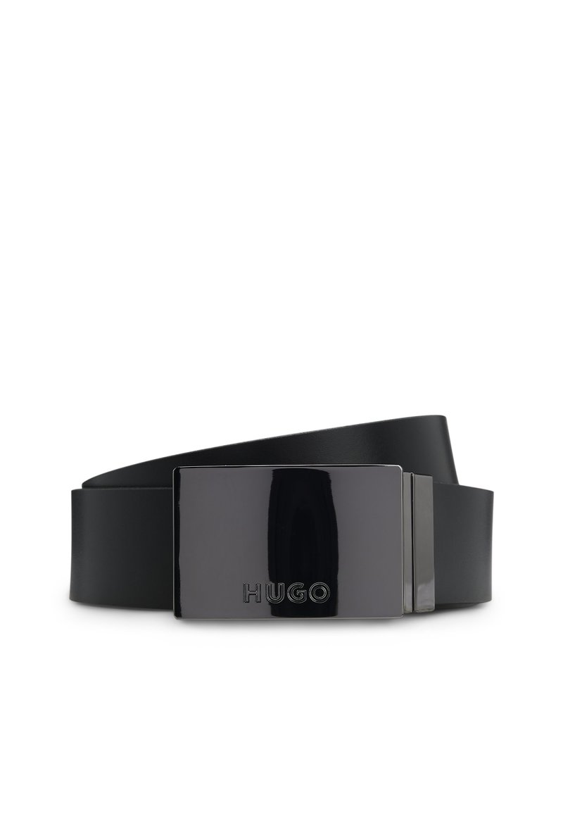 Curea din piele neagră cu o cataramă rectangulară lucioasă, având gravat numele "HUGO" în argint. Textură netedă, design minimal.