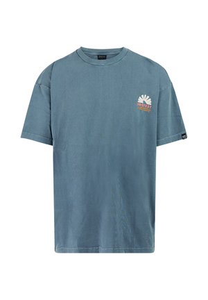 Blauw T-shirt met korte mouwen en ronde hals, voorzien van een klein wit en oranje bloemenlogo en de tekst "PROTEST" op de linkerborst.