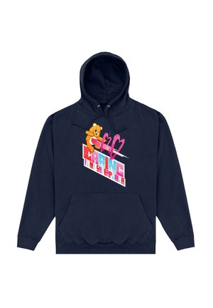 Marineblaue Kapuzenjacke mit einer vorderen Kängurutasche. Sie hat ein buntes Grafikdesign eines Bären, der ein Herz hält, und Text in fetter, verspielter Schrift.