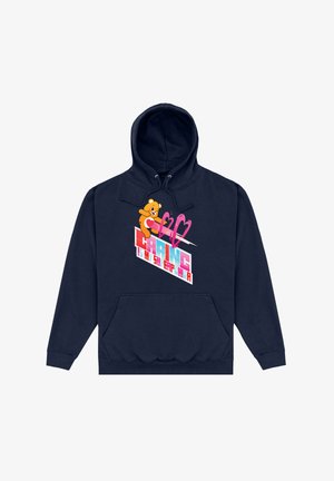 Námořnická modrá mikina s kapucí a přední kapsou ve tvaru klokánka. Obsahuje barevnou grafiku medvěda držícího srdce a text ve tučném, hravém písmu.