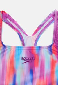 Speedo kopalke z večbarvnim gradientnim vzorcem v odtenkih vijolične, roza in modre; imajo izrezan hrbtni del in šivane detajle.