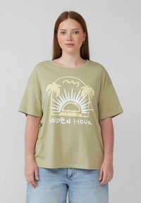 Olivgrünes Baumwoll-T-Shirt mit einem großen gelben Grafikdesign, das eine Sonne, Strahlen und Palmen zeigt, mit dem Text "GOLDEN HOUR" und einer lockeren Passform.