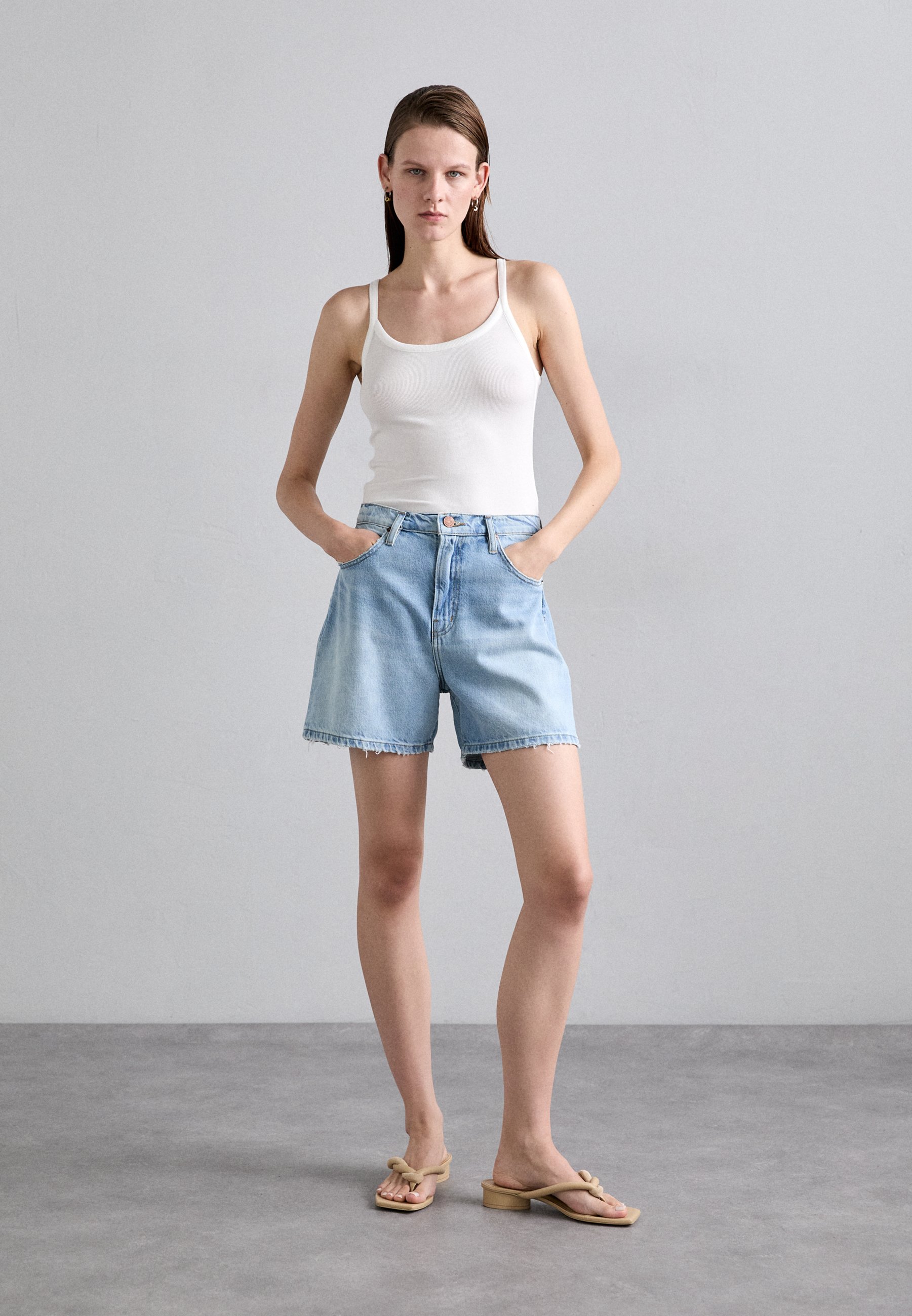 FRAME THE EASY - Denim shorts - fizz indigo/light-blue denim