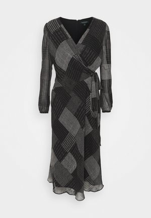 Schwarz-graues Patchwork-Wickelkleid mit langen, transparenten Ärmeln und seitlicher Schleife, knielang, mit verschiedenen Karomustern und Streifen.