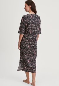Robe maxi nera con un gufo rosa e un motivo floreale. Presenta una vestibilità comoda, maniche larghe e spacchi laterali per una maggiore libertà di movimento.