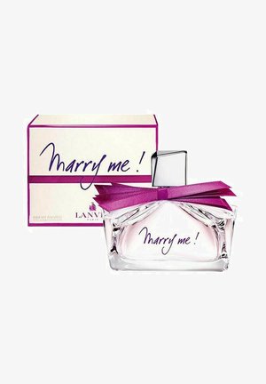 Klart glas parfume flaske med et sølv firkantet låg, prydet med et lilla bånd. Etiketten viser "Marry me!" i lilla skrift. Æsken har et lignende design.