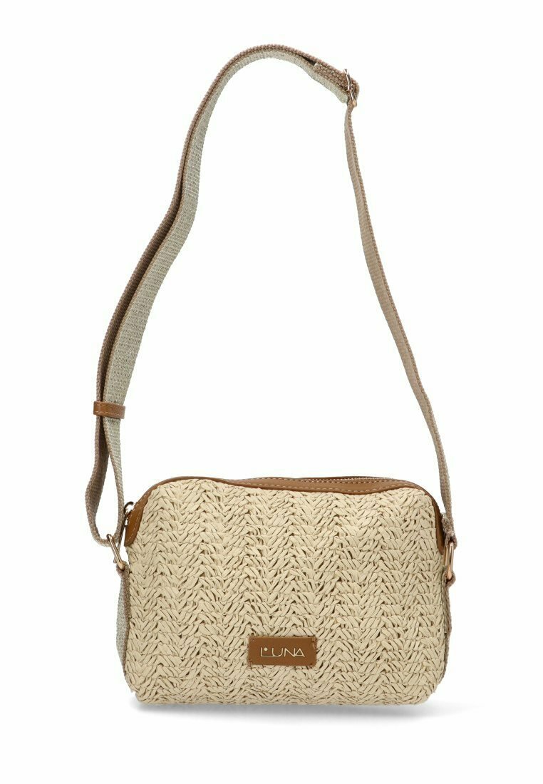 Bolso crossbody tejido en beige con una superficie texturizada, acentos en marrón claro, correa ajustable y cremallera en tono dorado. Presenta una placa con el logo de la marca.