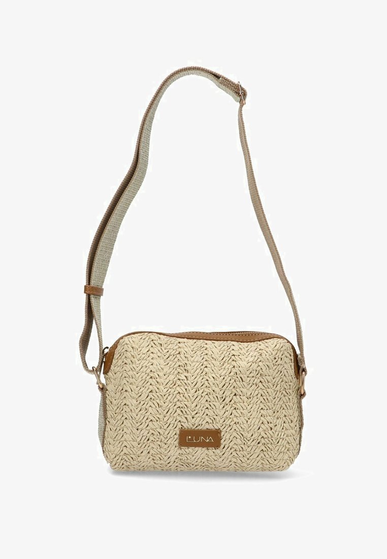 Bolso crossbody tejido en beige con una superficie texturizada, acentos en marrón claro, correa ajustable y cremallera en tono dorado. Presenta una placa con el logo de la marca.