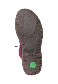 Sole di scarpa in suede viola con gomma testurizzata per aderenza, caratterizzata da un logo circolare verde e scanalature pronunciate per la presa.