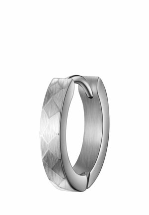 Een metalen ring met een geborstelde zilveren afwerking. Aan de ene kant heeft het een diamantpatroon, terwijl de andere kant glad en naadloos van vorm is.
