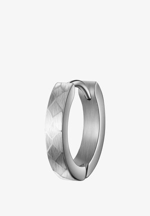 Metallring mit gebürsteter Silberoberfläche. Eine Seite weist ein Diamantmuster auf, während die andere glatt und nahtlos geformt ist.