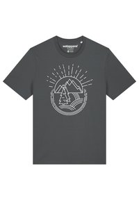 Grijze katoenen t-shirt met een witte grafische print van bergen, een boom en zonnestralen, centraal op de voorkant. Korte mouwen.