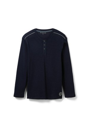 Chemise à manches longues marine avec un col rond, une patte de boutonnage à trois boutons et de subtiles accents gris sur les épaules. Tissu doux et texturé.