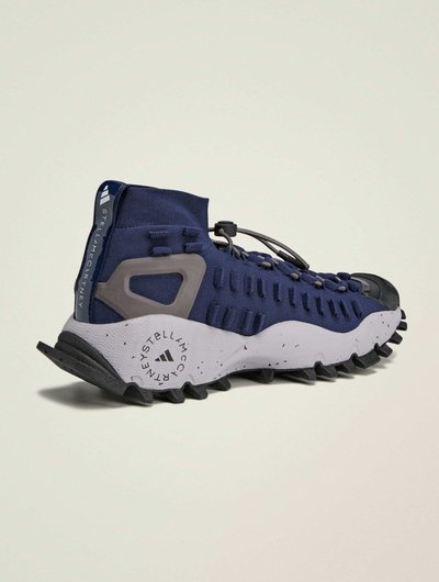 Sneaker alta blu navy con upper testurizzato, dettagli grigi, punta in gomma e suola con motivo per una migliore aderenza.