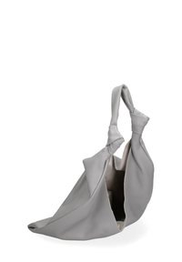 Grijze leren tas met een uniek knoopvormig handvat, zachte textuur en een open ontwerp dat het interieur toont. Geaccentueerd door een gladde afwerking.