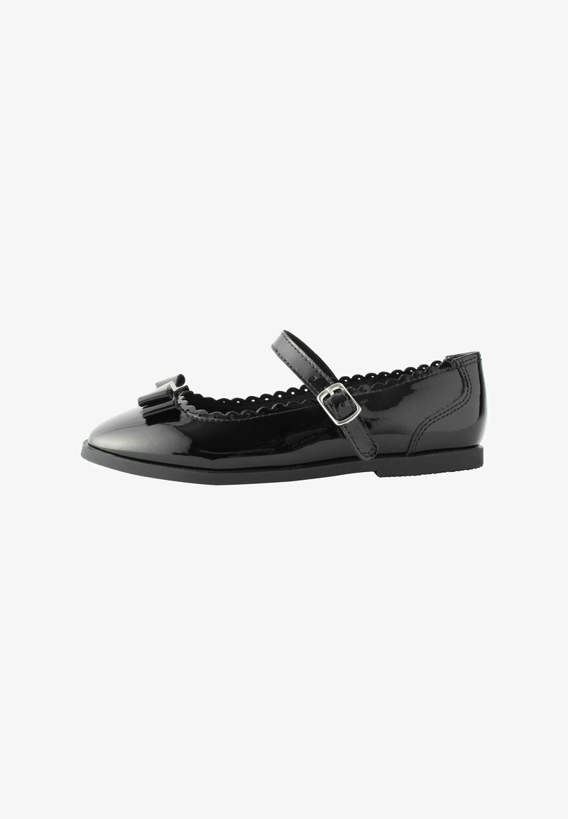 Ballerine en cuir verni noir avec un bout rond, un nœud décoratif et une bride à la cheville avec boucle. Détail en bord festonné le long de l'ouverture.
