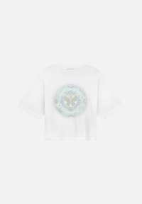 Witte cropped t-shirt met oversized korte mouwen. Heeft een cirkelvormige grafiek met blauw-groene patronen en een centraal designelement.