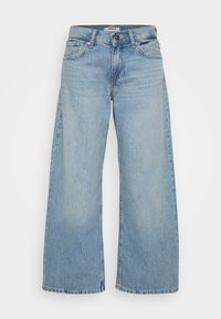 Calças de ganga de perna larga azul claro com cintura alta, feitas de denim. Apresentam cinco bolsos e um desvanecimento subtil no tecido para dar textura.