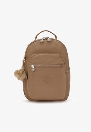Brauner Nylon-Rucksack mit runder Form, zwei Reißverschlüssen, Vordertasche und einem plüschigen Affen-Schlüsselanhänger. Mit einem Logo-Emblem auf der Vorderseite.
