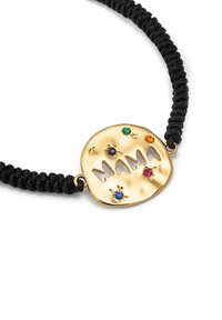 Colgante de oro con la inscripción "MAMA", rodeado de piedras preciosas de colores, sujeto a un cordón trenzado negro.