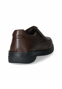 Scarpa slip-on in pelle marrone con punta arrotondata, colletto imbottito e suola in gomma nera. Texture liscia con dettagli di cucitura minimi.