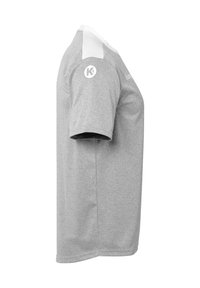 Grijze sportt-shirt met korte mouwen en een witte schouderpaneel. Heeft een logo gedrukt op het borstgebied, met een gladde stofstructuur.