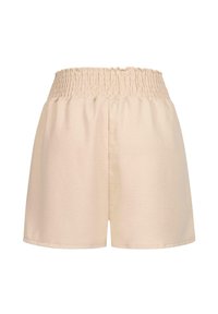 Shorts de couleur pêche avec une taille smockée, fabriqués en tissu doux et léger. Présentent une coupe décontractée et des ouvertures de jambes à coupe droite.