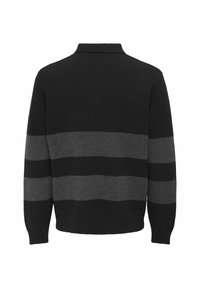 Schwarzer Pullover mit dunkelgrauen horizontalen Streifen, ausgestattet mit einem hohen Kragen, gerippten Bündchen und Saum, aus einem weichen Strickmaterial gefertigt.