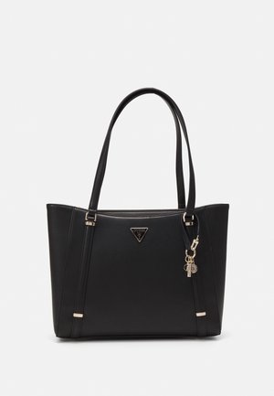 Musta kankainen laukku, jossa on sileä tekonahkaverhoilu, kaksinkertaiset olkahihnat, kolmion muotoinen logo ja kultaiset varusteet.