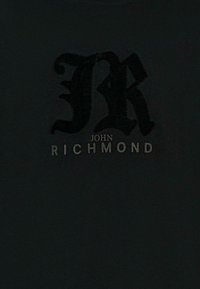 T-shirt en coton noir avec un grand logo "R" stylisé en noir et le texte "JOHN RICHMOND" en blanc en dessous. Texture lisse avec une coupe classique.