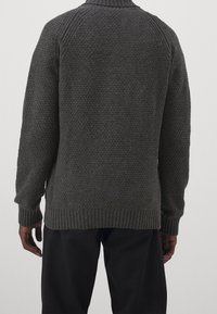 Mörkgrå stickad tröja med en strukturerad yta, ribbade muddar och nederkant samt hög krage, visad bakifrån.