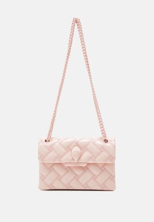 Sac à épaule matelassé rose clair avec bandoulière chaîne et fermoir en forme de coquillage sur le rabat avant, fond uni.