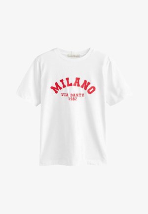 T-shirt bianca in cotone con testo stampato rosso "MILANO VIA DANTE 1982" in un design curvo. Maniche corte, scollatura rotonda, senza fantasie.