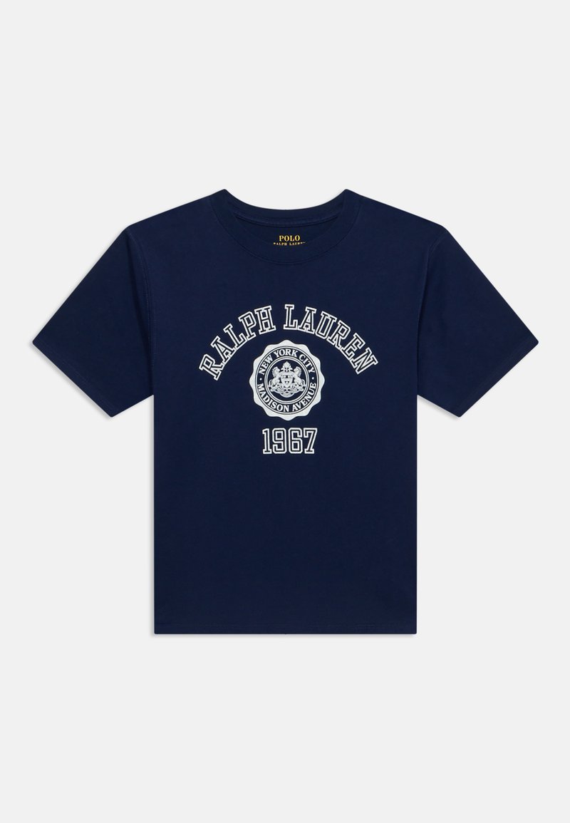 Μπλε σκούρο μπλουζάκι Ralph Lauren με στρογγυλή λαιμόκοψη, με λευκό κείμενο "Ralph Lauren 1967" και έμβλημα Madison Avenue της Νέας Υόρκης.