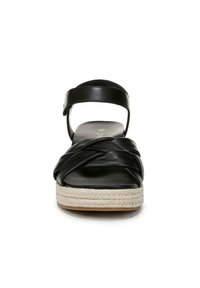 Zwarte leren sandalen met een gevlochten bovenkant, enkelbandje en een platformzool gewikkeld in jute. Gladde textuur met een platte, gevormde voetbed.